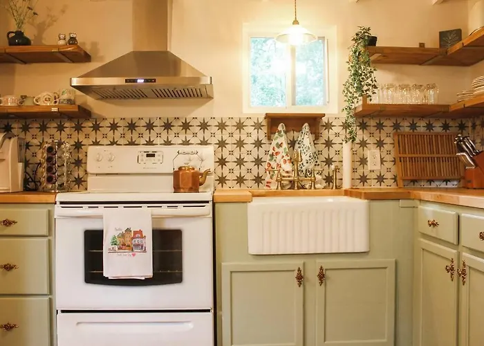 The Greenhouse Cozy Cottage- Walk To Downtown!