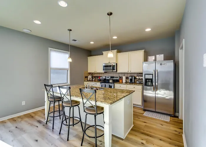 Open Plan Arcade Home With Natural Hardwoods Sleeps 10