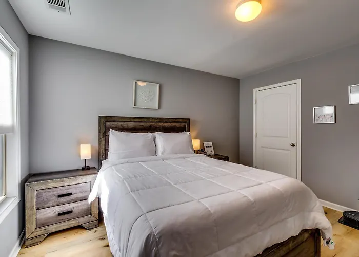 Open Plan Arcade Home With Natural Hardwoods Sleeps 10