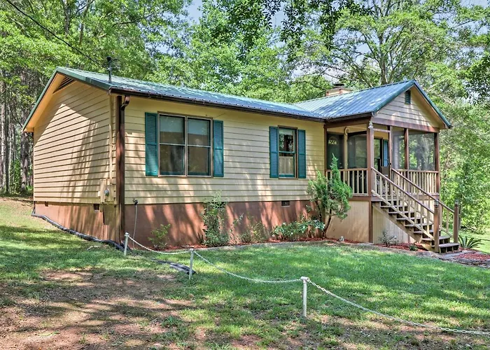 Cozy Pine Mountain Cabin W/ Screened Porch & Yard!